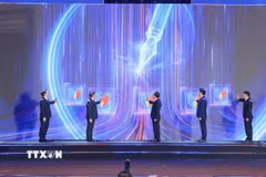 Đồng chí Trịnh Văn Quyết, Ủy viên Bộ Chính trị, Bí thư Trung ương Đảng, Trưởng Ban Tuyên giáo và Dân vận Trung ương và các đại biểu thực hiện Nghi thức khai mạc Hội báo toàn quốc 2026. (Ảnh: Minh Quyết/TTXVN)