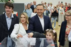 Ông Karol Nawrocki (giữa) bỏ phiếu bầu Tổng thống vòng hai tại điểm bầu cử ở Warsaw, Ba Lan, ngày 1/6/2025. (Ảnh: PAP/TTXVN)