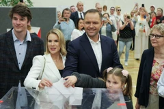 Ông Karol Nawrocki (giữa) bỏ phiếu bầu Tổng thống vòng hai tại điểm bầu cử ở Warsaw, Ba Lan, ngày 1/6/2025. (Ảnh: PAP/TTXVN)