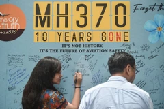Người dân tưởng niệm các nạn nhân trên chuyến bay MH370 của Hãng hàng không quốc gia Malaysia Airlines, tại Subang Jaya, Malaysia, ngày 3/3/2024. (Nguồn: AFP/TTXVN)