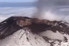 Núi lửa Klyuchevskoy ở bán đảo Kamchatka vùng Viễn Đông đã phun trào sau trận động đất có độ lớn 8,8 ở ngoài khơi bán đảo này. (Nguồn: Firstpost)