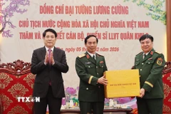 Chủ tịch nước Lương Cường tặng quà, chúc Tết cán bộ, chiến sỹ lực lượng vũ trang Quân khu 2. (Ảnh: Lâm Khánh/TTXVN)