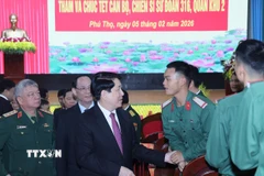Chủ tịch nước Lương Cường với chiến sỹ Sư đoàn 316, Quân khu 2. (Ảnh: Lâm Khánh/TTXVN)