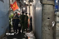 Lực lượng chức năng có mặt tại hiện trường. (Ảnh: TTXVN phát)