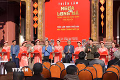 Các đại biểu cắt băng khai mạc triển lãm. (Ảnh: Nguyên Lý/TTXVN)
