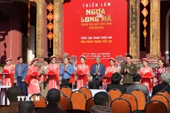 Các đại biểu cắt băng khai mạc triển lãm. (Ảnh: Nguyên Lý/TTXVN)