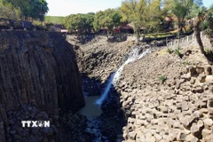 Huasca de Ocampo, địa điểm đạt danh hiệu “Thị trấn kỳ diệu - Pueblo Mágico” đầu tiên của Mexico, cũng là nơi thiên nhiên lưu giữ Prismas Basálticos - một trong những kỳ quan địa chất độc đáo nhất khu vực Mỹ Latinh. Được hình thành từ dung nham núi lửa cách đây hàng triệu năm, những cột đá bazan thẳng đứng, đều đặn, kết hợp cùng dòng nước đổ xuống từ đập San Antonio Regla, tạo nên cảnh quan vừa hùng vĩ vừa trầm mặc, thu hút đông đảo du khách và giới nghiên cứu khoa học. (Ảnh: Phi Hùng/TTXVN)