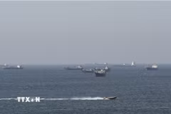 Tàu thuyền di chuyển trên eo biển Hormuz, ngoài khơi tỉnh Musandam, Oman, ngày 18/4/2026. (Ảnh: REUTERS/TTXVN)