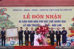 Các đồng chí lãnh đạo tỉnh Bắc Ninh trao Chứng nhận Di sản Văn hóa Phi Vật thể Quốc gia lễ hội truyền thống - Lễ hội Lim cho lãnh đạo 2 xã Liên Bão và Tiên Du. (Ảnh: Thanh Thương/TTXVN)