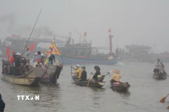 Ngư dân phường Thuận An phối hợp lực lượng chức năng tìm kiếm các nạn nhân vụ lật ghe. (Ảnh: Mai Trang/TTXVN)