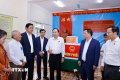 Chủ tịch Quốc hội Trần Thanh Mẫn giám sát, kiểm tra công tác bầu cử tại Khu vực bỏ phiếu số 31, xã Hưng Nguyên, tỉnh Nghệ An. (Ảnh: Doãn Tấn/TTXVN)