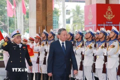 Tổng Bí thư Tô Lâm duyệt Đội Danh dự Quân đội Nhân dân Việt Nam tại lễ đón. (Ảnh: Trọng Đức/TTXVN)