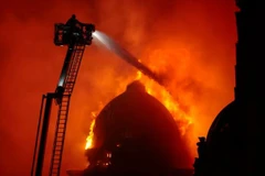 Lực lượng cứu hỏa đang dập tắt một đám cháy gần Ga Trung tâm ở Glasgow, Scotland. (Nguồn: Getty Images)