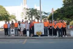 Đại sứ Việt Nam tại Mozambique Trần Thị Thu Thìn cùng toàn thể cán bộ Đại sứ quán, đại diện Công ty viễn thông Movitel đặt hoa tưởng niệm tại biển tên trên Đại lộ Hồ Chí Minh ở thủ đô Maputo. (Ảnh: Đại sứ quán Việt Nam tại Mozambique)