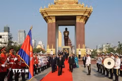 Đồng chí Trần Cẩm Tú, Ủy viên Bộ Chính trị, Thường trực Ban Bí thư cùng Đoàn đại biểu cấp cao Việt Nam tới đặt hoa tại Đài tưởng niệm cố Quốc vương Sihanouk. (Ảnh: Phương Hoa/TTXVN)