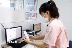 Người bệnh thực hiện thanh toán viện phí không dùng tiền mặt. (Ảnh: Đồng Thúy/TTXVN)