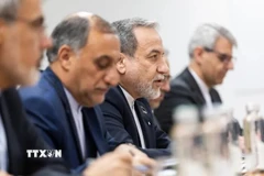 Phái đoàn Iran do Ngoại trưởng Abbas Araghchi (thứ 3, trái) dẫn đầu tham gia vòng đàm phán hạt nhân gián tiếp lần thứ ba với phía Mỹ tại Geneva (Thụy Sĩ) ngày 26/2/2026. (Nguồn: IRNA/TTXVN)