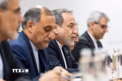 Phái đoàn Iran do Ngoại trưởng Abbas Araghchi (thứ 3, trái) dẫn đầu tham gia vòng đàm phán hạt nhân gián tiếp lần thứ ba với phía Mỹ tại Geneva (Thụy Sĩ) ngày 26/2/2026. (Nguồn: IRNA/TTXVN)