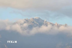 Băng tuyết phủ trắng đỉnh núi tạo nên phong cảnh kỳ thú. (Nguồn: TTXVN phát)