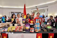 Đại sứ Trịnh Thị Tâm cùng cán bộ và phu nhân, phu quân của Đại sứ quán Việt Nam tại Sri Lanka chụp ảnh lưu niệm tại gian hàng. (Nguồn: TTXVN phát)