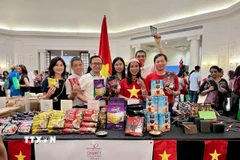 Đại sứ Trịnh Thị Tâm cùng cán bộ và phu nhân, phu quân của Đại sứ quán Việt Nam tại Sri Lanka chụp ảnh lưu niệm tại gian hàng. (Nguồn: TTXVN phát)