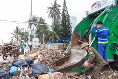 Xe thu gom rác và công nhân vệ sinh môi trường từ thành phố Hồ Chí Minh đến Khánh Hòa hỗ trợ thu gom rác trên bãi biển Nha Trang. (Ảnh: Phan Sáu/TTXVN)