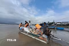 Các đoàn thiện nguyện dùng xuồng máy đi từ bến đò Phú Lạc để vào thôn Phước Giang. (Ảnh: Phạm Kha/TTXVN)
