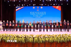 Lãnh đạo tỉnh Phú Thọ cùng đại diện các tập đoàn, doanh nghiệp Việt Nam và Thái Lan tại Lễ trao Bản ghi nhớ hợp tác chiến lược trong nghiên cứu đầu tư phát triển các khu công nghiệp thông minh. (Ảnh: Hoàng Hùng/TTXVN)