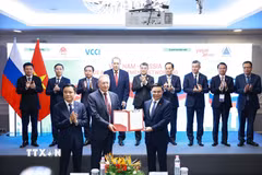 Thủ tướng Lê Minh Hưng chứng kiến trao Quyết định quyền tham gia Hợp đồng đồng Dầu khí, lô Kharyaga PSA tại LB Nga - Phụ lục số 8 Kharyaga PSA. (Ảnh: Dương Giang/TTXVN)