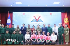 Đại sứ Việt Nam tại Lào Nguyễn Minh Tâm và Thứ trưởng Bộ Giáo dục và thể thao Lào Kingmono Phommahaxay trao giải cho đội đạt giải Nhất cuộc thi. (Ảnh: Xuân Tú/TTXVN)