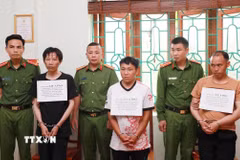 Ba đối tượng mua bán trái phép ma túy bị bắt giữ trong chuyên án 0426T. (Ảnh: Quý Trung/TTXVN)