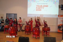 Một trong những tiết mục biểu diễn nghệ thuật đặc sắc tại sự kiện. (Ảnh: Thanh Tú/TTXVN)