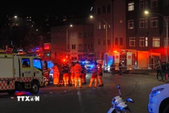 Lực lượng ứng phó khẩn cấp bang New South Wales làm nhiệm vụ tại hiện trường vụ xả súng ở thành phố Sydney, Australia ngày 14/12/2025. (Nguồn: Anadolu Agency/TTXVN)