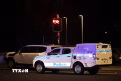 Xe cảnh sát tại hiện trường vụ tấn công khủng bố ở Sydney, Australia ngày 14/12/2025. (Nguồn: THX/TTXVN)