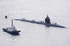 Tàu ngầm hạt nhân Greeneville (phải) của Mỹ neo tại căn cứ hải quân cảng Busan, Hàn Quốc ngày 23/12/2025. (Nguồn: YONHAP/TTXVN)