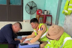 Cảnh sát lập biên bản xử phạt người vi phạm. (Nguồn: Báo Công an nhân dân)