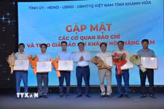 Lãnh đạo Ủy ban Nhân dân tỉnh trao giải cho các cơ quan báo chí. (Ảnh Đặng Tuấn/TTXVN)