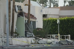 Hiện trường vụ đánh bom phòng khám hỗ trợ sinh sản ở bang California, Mỹ ngày 17/5/2025. (Ảnh: AP/TTXVN)