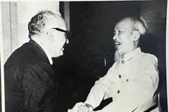 Ủy viên Bộ Chính trị Đảng Cộng sản Venezuela (PCV) Eduardo Gallegos trong một lần gặp Chủ tịch Hồ Chí Minh tại Thủ đô Hà Nội, tháng 9/1964. (Ảnh: Gia đình nhân vật cung cấp/TTXVN phát)
