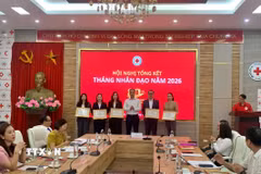 Trao Bằng khen cho các đơn vị có nhiều đóng góp tích cực cho Tháng Nhân đạo năm 2026. (Ảnh: Hạnh Quyên/TTXVN)