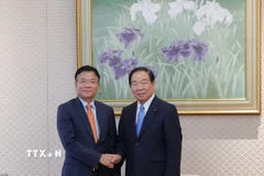 Phó Thủ tướng Chính phủ Lê Thành Long hội kiến Chủ tịch Hạ viện Nhật Bản Nukaga Fukushiro. (Ảnh: Xuân Giao/TTXVN)