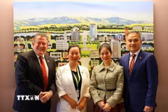 Đại sứ Phan Minh Giang (đầu tiên, phải sang) và phu nhân cùng Thị trưởng thành phố Palmerston North và Trưởng bộ phận quan hệ đối ngoại của thành phố. (Nguồn: TTXVN phát)