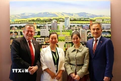 Đại sứ Phan Minh Giang (đầu tiên, phải sang) và phu nhân cùng Thị trưởng thành phố Palmerston North và Trưởng bộ phận quan hệ đối ngoại của thành phố. (Nguồn: TTXVN phát)