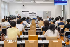 Các thí sinh đang tập trung nghe quy chế thi. (Ảnh: Nguyễn Tuyến/TTXVN)