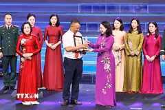 Phó Chủ tịch nước Võ Thị Ánh Xuân trao giải B cho đại diện nhóm tác giả của Ban biên tập Ảnh, Thông tấn xã Việt Nam. (Ảnh: Doãn Tấn/TTXVN)