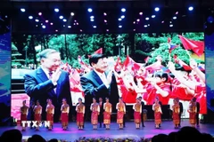 Tiết mục văn nghệ ca ngợi mối quan hệ đặc biệt Việt Nam-Lào. (Nguồn: TTXVN phát)