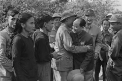 Nhân dịp Tết nguyên đán Đinh Mùi (1967), đồng chí Hoàng Quốc Việt, Chủ tịch Tổng Công đoàn Việt Nam đến thăm và chúc tết cán bộ, nhân dân khu Vĩnh Linh. Ảnh: TTXVN