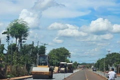 Thi công lu nền Tỉnh lộ 328 để chuẩn bị thảm nhựa. (Ảnh: Hoàng Nhị/TTXVN)