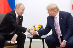 Tổng thống Nga Vladimir Putin (trái) và Tổng thống Mỹ Donald Trump tại cuộc gặp ở Osaka, Nhật Bản ngày 28/6/2019. (Ảnh: Getty Images/TTXVN)