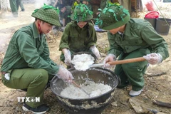 Những nồi cơm được các học sinh nấu bằng bếp Hoàng Cầm. (Ảnh: Xuân Tư/TTXVN)